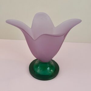 Vase tulipe en verre satiné lilas et pied vert – vintage années 70