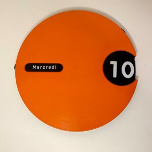 Calendrier perpétuel vintage orange pop – années 70