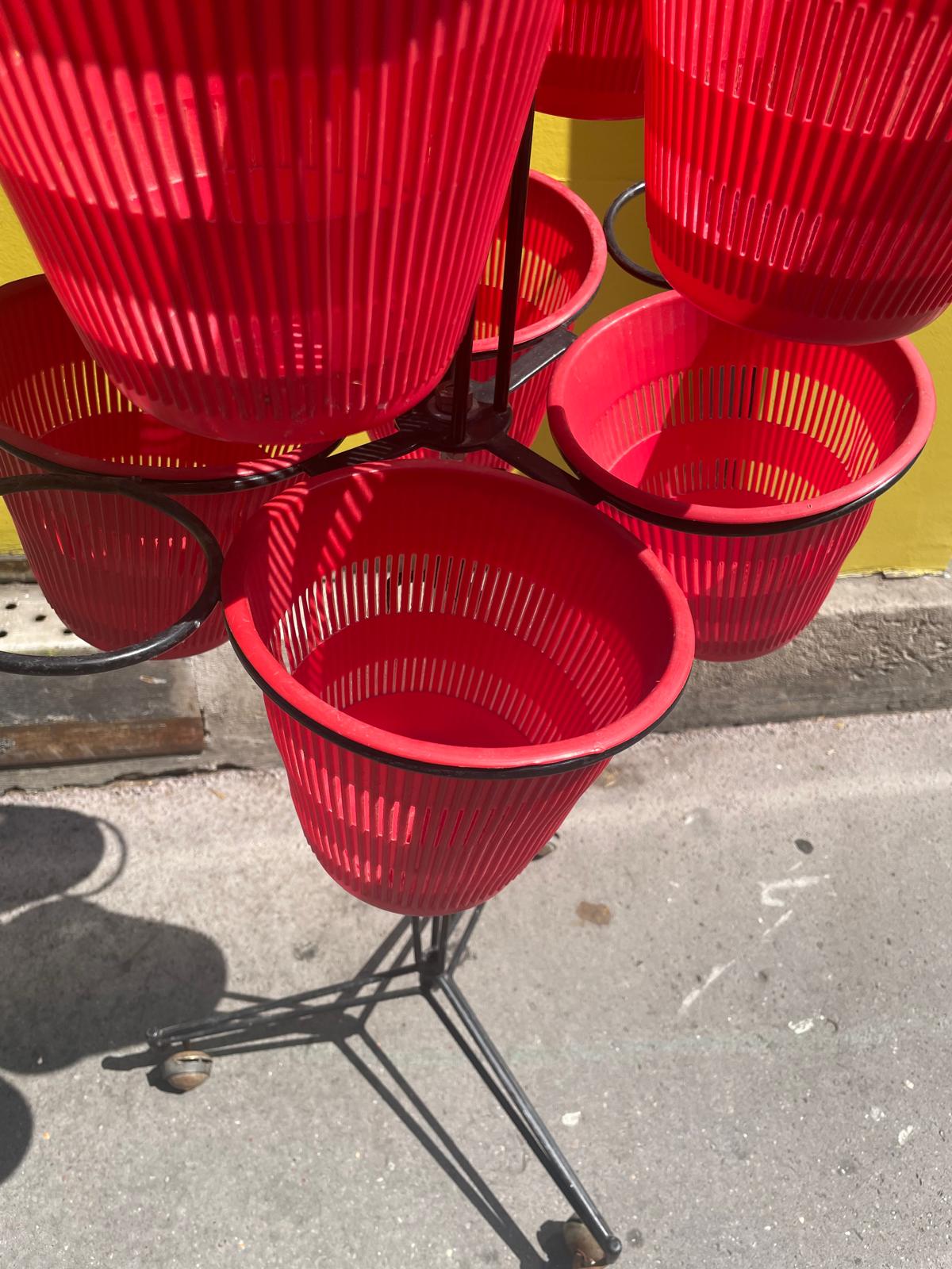Porte-plantes vintage à roulettes – 8 cache-pots rouges – pieds compas – années 60