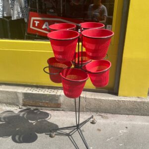 Porte-plantes vintage à roulettes – 8 cache-pots rouges – pieds compas – années 60