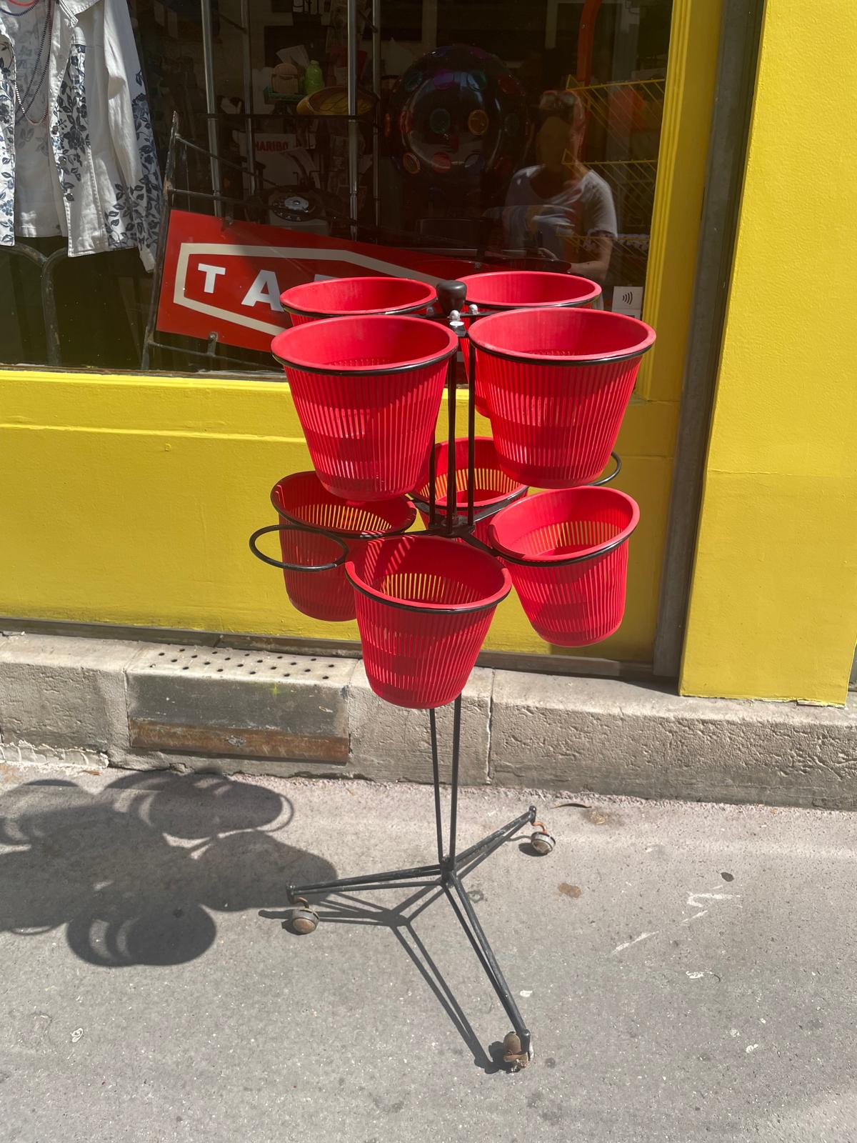 Porte-plantes vintage à roulettes – 8 cache-pots rouges – pieds compas – années 60
