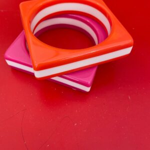 Lot de 2 bracelets manchettes vintage en plastique rose et orange – Années 80