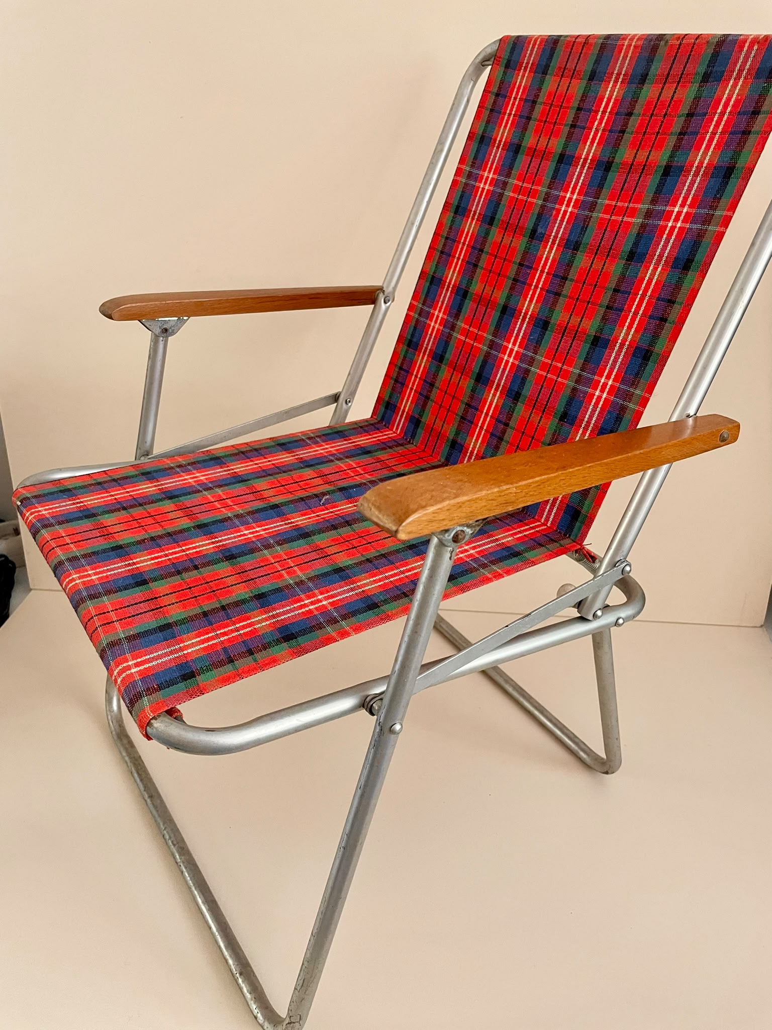 Chaise pliante vintage enfant en tissu écossais et bois – Années 80