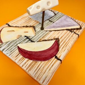 Plateau à fromages vintage en barbotine – Années 60 – Poignée Gruyère